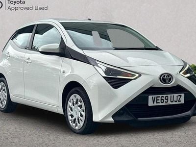 Usado Toyota Aygo X-play 72 HP (52 kW) 2019 Branco Citadino
