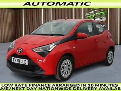 Begagnad Toyota Aygo X-play 72 HK (52 kW) 2020 Röd Halvkombi