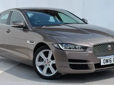Używany Jaguar XE Portfolio 180 KM (132 kW) 2016 Brązowy Sedan/Limuzyna