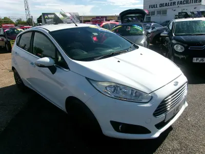 Used Ford Fiesta Titanium 100 HP (73 kW) 2014 White Hatchback