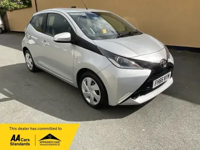 Usado Toyota Aygo X-play 68 CV (50 kW) 2017 Plateado Utilitario