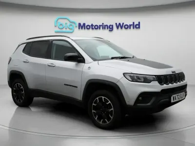 Begagnad Jeep Compass Trailhawk 2022 Grå SUV