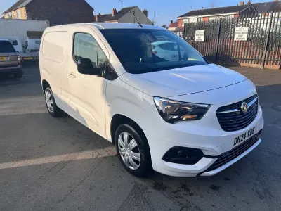 Usado Vauxhall Combo 100 CV (73 kW) 2024 Blanco Monovolumen