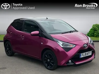 Begagnad Toyota Aygo X-cite 72 HK (52 kW) 2019 Lila Halvkombi