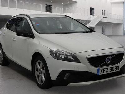 White Used 2015 Volvo V40 SE Hatchback | £4,443 (Fair price)