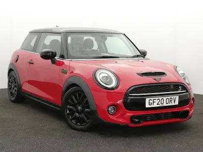 Begagnad Mini Cooper S Classic 192 HK (141 kW) 2020 Röd Halvkombi
