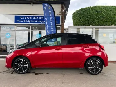 Used Toyota Yaris Design 99 HP (72 kW) 2016 Red/black Hatchback