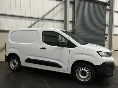 Second-hand Citroën Berlingo 100 CP (73 kW) 2024 Alb Monovolum