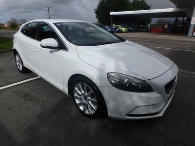 Begagnad Volvo V40 SE 180 HK (132 kW) 2026 Vit Halvkombi