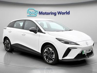Begagnad MG MG4 EV SE 319 kW (435 HK) 2023 Vit Halvkombi