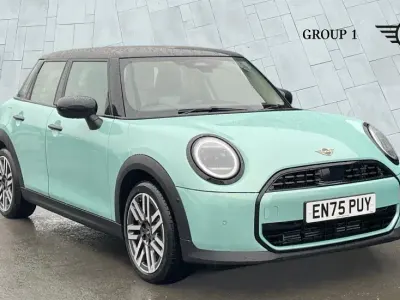 Begagnad Mini Cooper Classic 114 kW (156 HK) 2026 Grön Halvkombi