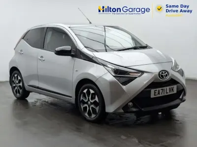 Usado Toyota Aygo Trend 72 HP (52 kW) 2021 Prateado Citadino