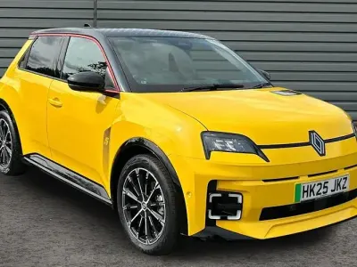 Used Renault 5 E-Tech Iconic 110 kW (150 HP) 2025 Yellow Hatchback