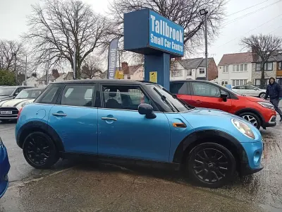 Begagnad Mini Cooper Hatch 2015 Blå Halvkombi