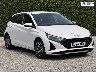 Used Hyundai i20 Advanced 100 HP (73 kW) 2024 White Hatchback