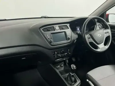 Usado Hyundai i20 SE 99 CV (72 kW) 2019 Rojo Utilitario