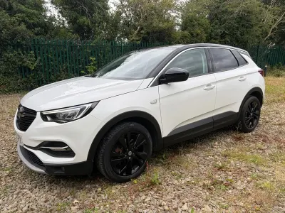 Used Vauxhall Grandland X SRi 130 HP (95 kW) 2021 Glacier white SUV