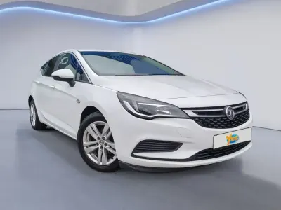 Used Vauxhall Astra Design Edition 110 HP (80 kW) 2017 White Hatchback