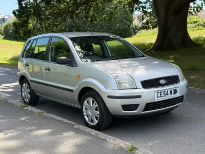 Used Ford Fusion 80 HP (58 kW) 2004 Silver Hatchback