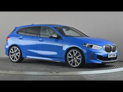 Begagnad BMW M135 Comfort Edition 2021 Blå Halvkombi