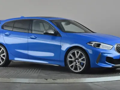 Begagnad BMW M135 Performance 306 HK (225 kW) 2021 Blå Halvkombi