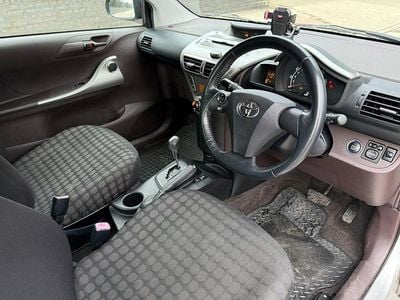 Used Toyota iQ 68 HP (50 kW) 2010 Silver Hatchback