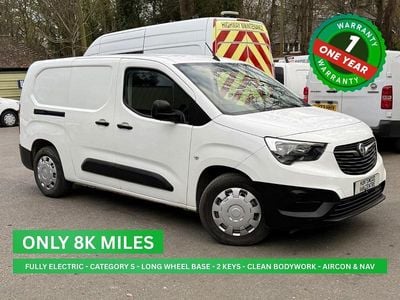 Second-hand Vauxhall Combo 100 kW (136 CP) 2022 Alb Monovolum