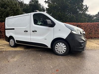 White Used 2015 Vauxhall Vivaro MPV | £6,495 (Fair price)