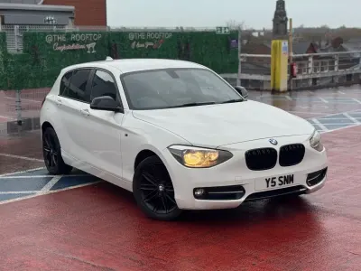Begagnad BMW 116 Sport Line 2012 Vit Halvkombi