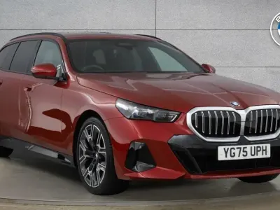 Usado BMW 520 M Sport 205 CV (150 kW) 2025 Rojo Familiar