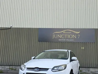 Used Ford Focus Zetec 125 HP (91 kW) 2011 White Hatchback