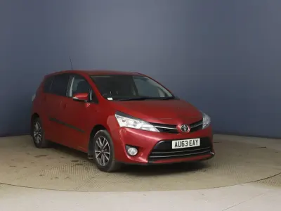 Usado Toyota Verso Multidrive S 147 CV (108 kW) 2013 Rojo Monovolumen