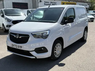 Second-hand Vauxhall Combo 100 CP (73 kW) 2023 Alb Monovolum