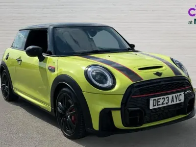 Begagnad Mini John Cooper Works 136 HK (100 kW) 2023 Gul Halvkombi