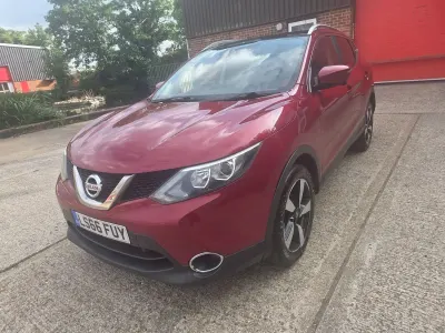 Used Nissan Qashqai N-Connecta 115 HP (84 kW) 2016 Red SUV