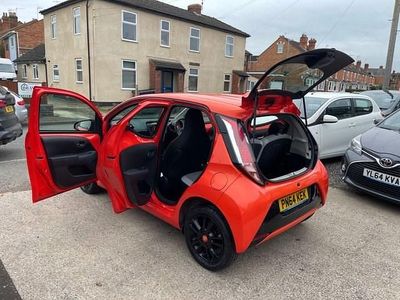Begagnad Toyota Aygo X-cite 68 HK (50 kW) 2014 Orange Halvkombi