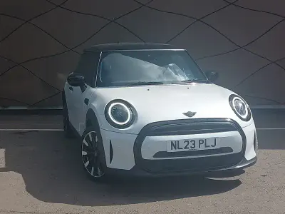 Begagnad Mini Cooper Exclusive 136 HK (100 kW) 2023 Vit Halvkombi