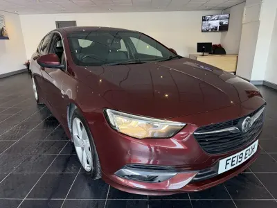Used Vauxhall Insignia SRi 140 HP (102 kW) 2019 Red Hatchback