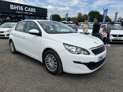 Used Peugeot 308 Access 100 HP (73 kW) 2017 White Hatchback