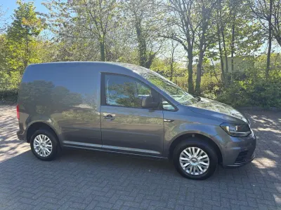 Usado VW Caddy Trendline 102 CV (75 kW) 2018 Gris Monovolumen