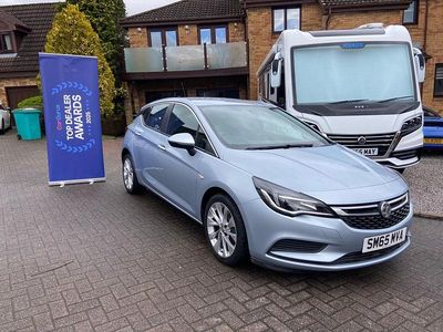 Usado Vauxhall Astra 125 HP (91 kW) 2015 Prateado Citadino