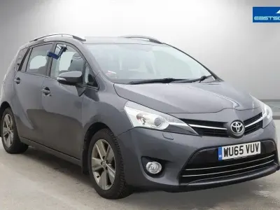 Usado Toyota Verso 112 CV (82 kW) 2015 Gris Monovolumen