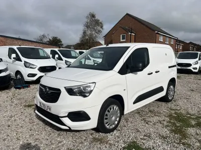 Second-hand Vauxhall Combo Sportive 100 CP (73 kW) 2020 Alb Monovolum