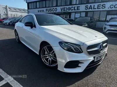 Begagnad Mercedes E220 AMG line 194 HK (142 kW) 2018 Vit Sportkupé