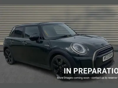 Begagnad Mini Cooper Comfort 134 HK (98 kW) 2023 Grön Halvkombi