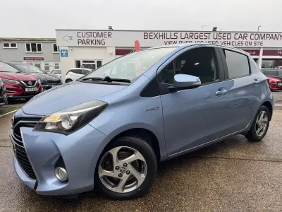 Used Toyota Yaris 100 HP (73 kW) 2017 Blue Hatchback