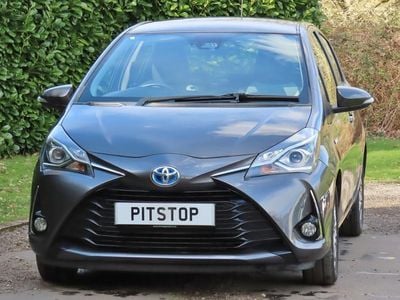 Used Toyota Yaris Hybrid 100 HP (73 kW) 2017 Grey Hatchback
