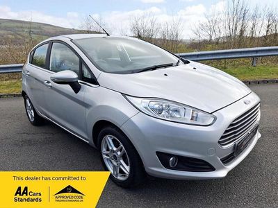Usado Ford Fiesta Zetec 105 HP (77 kW) 2013 Prateado Citadino