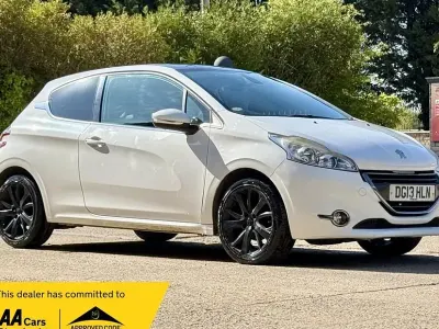 Used Peugeot 208 2013 White Hatchback