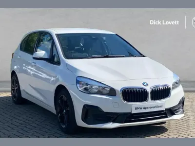 Begagnad BMW 225 Sport Line 221 HK (162 kW) 2019 Vit Halvkombi
